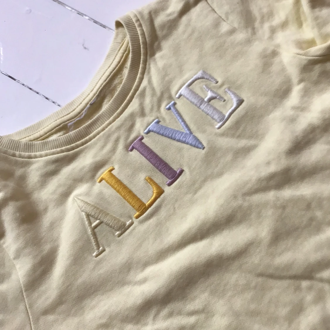 Gult sett med tryck "ALIVE" - 2