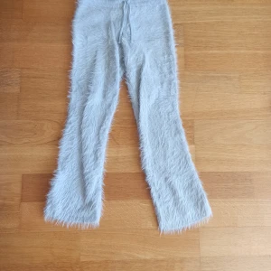 Blå fluffiga mjukisbyxor från Gina - Säljer ett par varma ljusblå fluffiga mjukisbyxor från Gina tricot. 