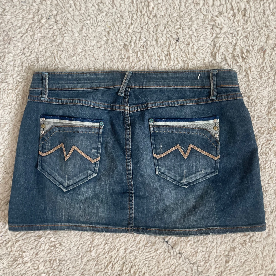 Lågmidjad jeanskjol detaljer - 1