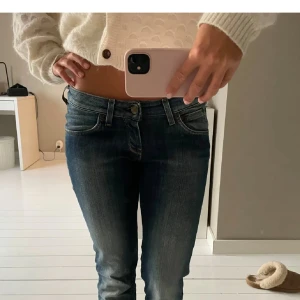 Lågmidjade blå jeans - Sååå snygga lågmidjade jeans ifrån lee!!💖💖🥹 rakt över 37 innerbenslängd 83
