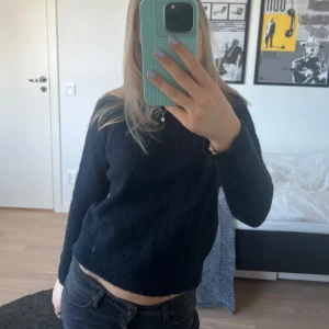 Mörkblå stickad tröja i ull - Mörkblå stickad tröja från Selected Femme! Ungefär ett år gammal men inga defekter💙 Nypris 600 kr! Materialet är ull, polyester, alpacka, nylon och elastan.