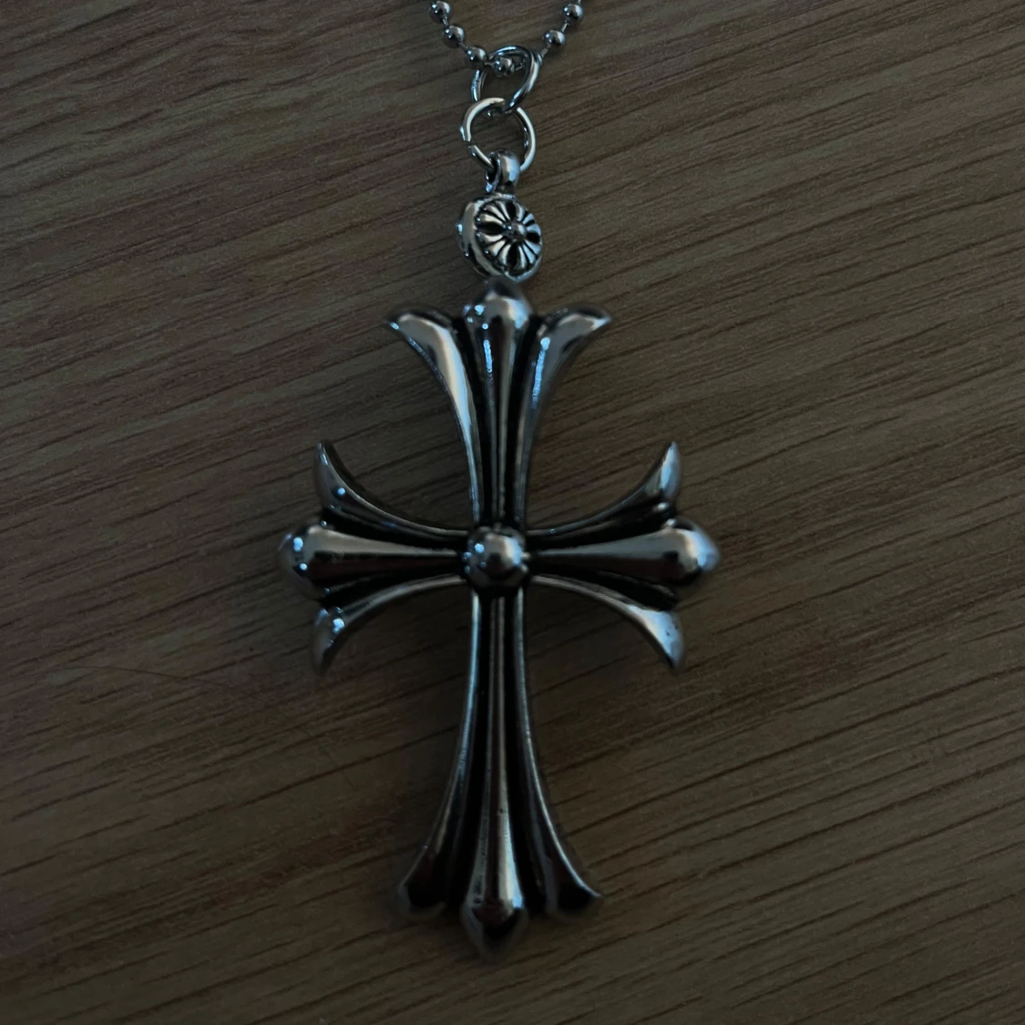 Silverfärgat Chrome Harts korshalsband - 2