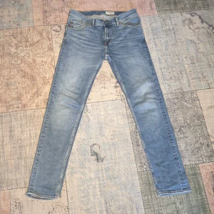 Blå jeans från Tiger of Sweden - Snygga blå jeans från Tiger of Sweden skick 9/10. Storlek 30/32. Slim passform.