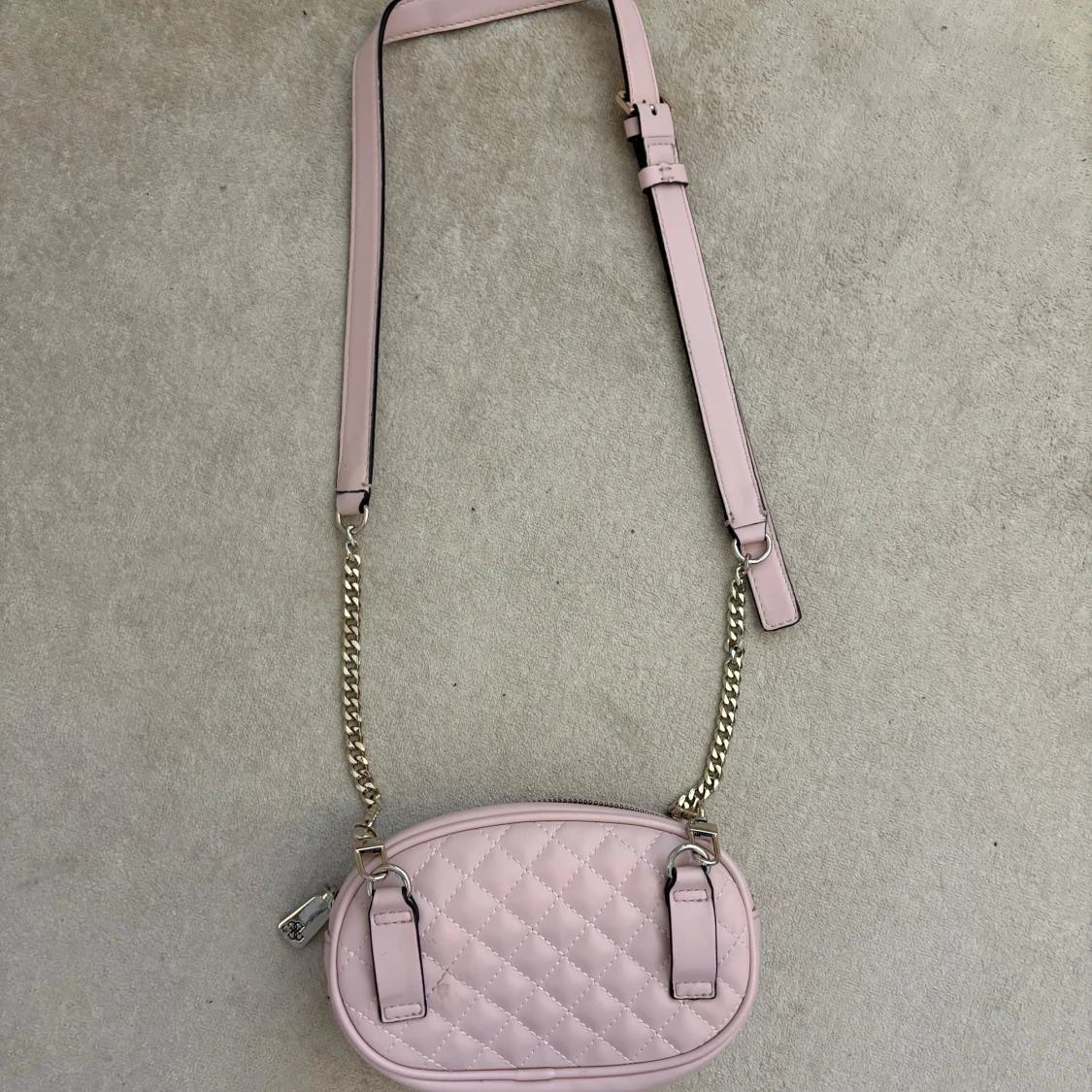 INTRESSEKOLL på väska från guess - 1