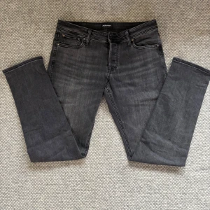 Grå slim jeans från Jack & Jones - Snygga grå slim fit jeans från Jack & Jones, modell Glenn. Använd fåtal gånger men är som nya |Nypris:599| Storlek 31 32|