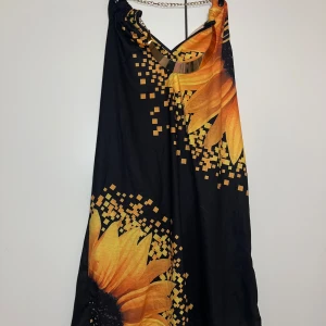 Kesämekko - Ihana olkaimeton rantamekko uima asun päälle. Edessä kiva kultainen koriste. Koko XL. Kissatalous MMM, lisätietoja saa kysymällä Katsothan myös muut ilmoitukseni Mikäli hinta ei miellytä tarjoa rohkeasti