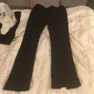 Svarta byxor med bootcut - Snygga svarta byxor med bootcut-stil. Perfekta för en stilren look. De har en klassisk design som passar till många olika outfits.