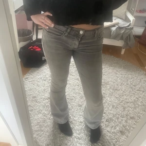 Grå jeans - Midjemåttet är ca 35-36cm💓