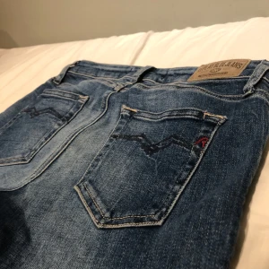 Blå jeans från Replay - Snygga blå jeans från Replay med klassisk femficksdesign. De har fint märkesdetaljer på bakfickorna. Perfekta för en avslappnad stil. Jeansen har jag inte använt pga att de är för små. Priset är ej fast🪨🪓, och fråga gärna om ni har frågor. Mvh Linus🫡