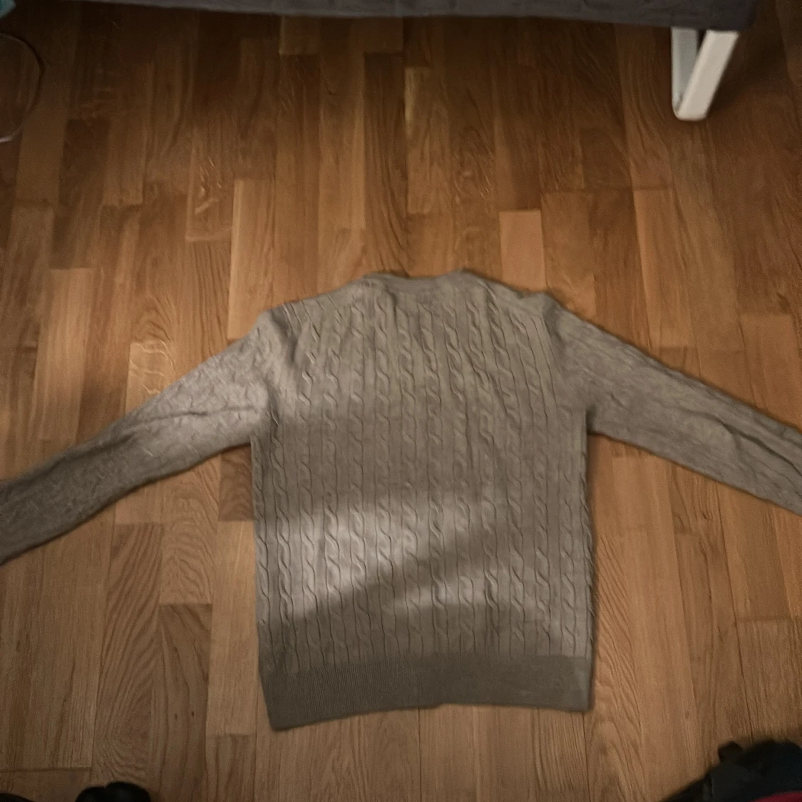 Beige stickad tröja med kabelmönster - 1