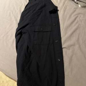 Overshirt Jack and Jones - Snygg svart Overshirt från Jack and Jones med knappar och en bröstficka. Perfekt för en stilren look. Skjortan har en klassisk design med normal passform. Storleken är M och nypris 600kr. Säljer då jag inte använder den. Kontakta vid fundering. 