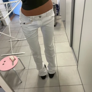 Vita jeans - Snygga vita jeansbyxor med låg midja och bootcut. Helt nya med prislappen kvar asnajs nu till våren/sommaren. 