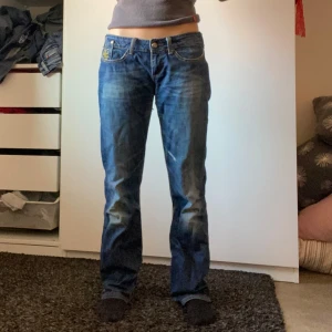 Killah Denim Jeans - Denim jeans från Killah i mörk wash och strl 30, uppskattar till strl s. 3 för 2 i min profil🌷