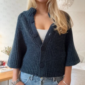 Blå kofta - Superfin kofta som passar perfekt till att ha i vår! 💗bilderna är lånade men fortfarande storlek 40, men sitter lagom oversized för de som brukar ha S!,