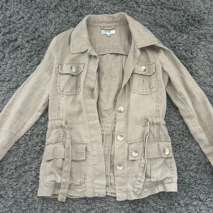 Beige jacka - Snygg beige jacka. Använd fåtal gånger. Strl 34/36
