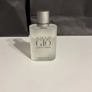 Acqua di Giò Pour Homme från Giorgio Armani - Säljer en klassisk herrparfym, Acqua di Giò Pour Homme från Giorgio Armani. Flaskan är frostad och har en stilren design med en grå kork. Perfekt för den som söker en fräsch och tidlös doft. Flaskan rymmer 30 ml.har ca 25 ml kvar 