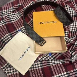 LV Initials 2006 Bälte - ÄKTA. Skick: 8.5/10. Nypris: 500€~.