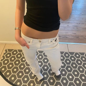 Vita jeans från Victoria Beckham - Snygga vita jeans från Victoria Beckham som är secondhand med unika broderade detaljer. De har en låg midja och en straight passform som ger en stilren look. De är i utmärkt skick bortsett från en fläck jag inte lyckats få bort på smalbenet av byxan (Se bild). Det står W32 men passar mig som egentligen bär W26 bara att de då får en mer pösig look. Perfekt i längden för mig som är 173. Kan diskutera pris på grund av fläcken.