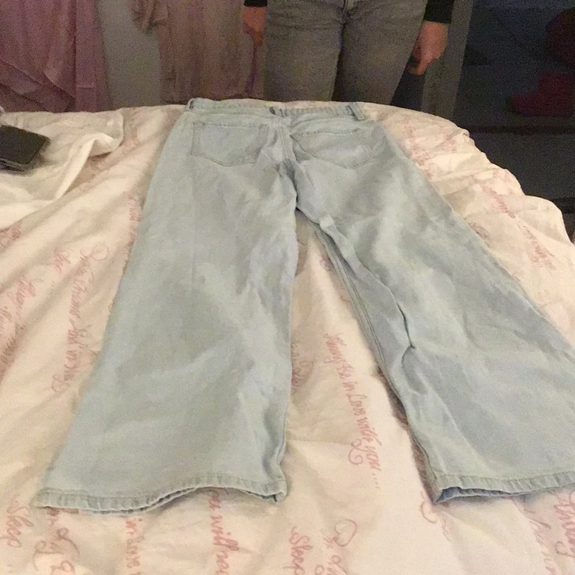 Ljusa jeans med slitningar - 1