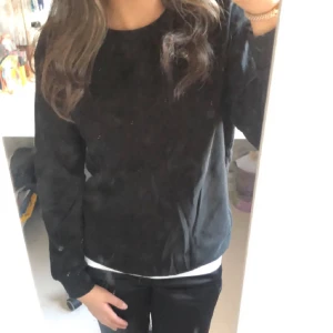 Sweatshirt - Säljer en svart sweatshirt från Shein i strl. XS. Köpt sommaren 21 och användes max 2 ggr.