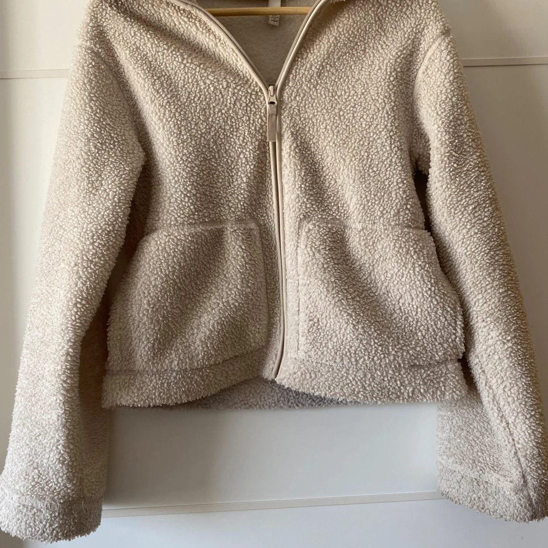 Beige teddyjacka med dragkedja