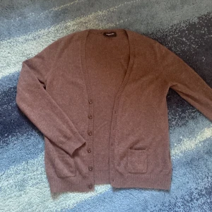 Lawrence grey cardigan - En lawrence grey cardigan i väldigt bra skick. Den är 100% kashmir. Skriv vid minsta fundering 🤔 