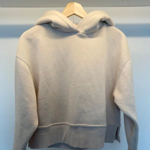 Hoodie - Beige hoodie. Är i nytt skick och inte noppring på insidan. Skriv vid frågor!