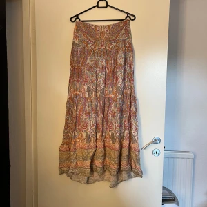 Mönstrad långkjol - Säljer en färgglad långkjol med mönster💕