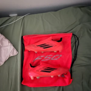 Addidas f50  - Ett par nästan helt nya f50, ser smutsiga ut med blixt men utan ser man att de e rena. Använt typ tre ggr och inget mer.