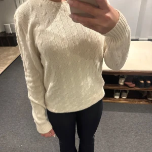 Cashmere tröja Ralph lauren - Säljer en mysig beige stickad tröja med kabelstickat mönster. Tröjan har långa ärmar och en rund halsringning, perfekt för kyligare dagar. Passar bra till både jeans och kjol. 100% cashmere från Ralph lauren. Fler bilder kan skickas! Pris kan diskuteras 