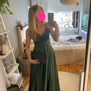 grön balklänning  - Säljer nu min fina mörkgröna balklänning! köpte den för ungefär 1 år sedan till balen i nian!🩷endast använd en gång! köpt för  1700! 