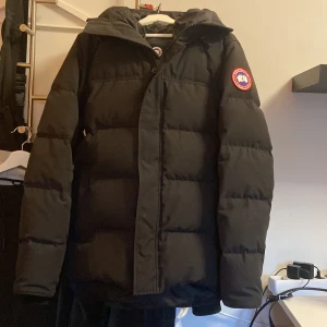 Canada goose MacMillan  - Säljer en macmillan i super bra skick, storlek L! Inte använd mycket som syns på bild, kan ordna flera till om så önskas. Sista bilderna visar att den är äkta om det undras. Passa på då den är billig jämför med andra i detta skick! 