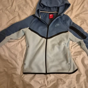 Säljer min Nike tech tröja - Säljer Nike tech tröja använd kan gå ner i pris vid snabb affär.