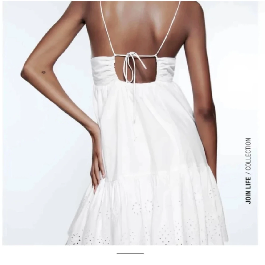 Vit klänning med spetsdetaljer - 1