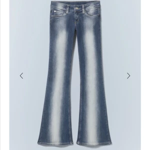 Weekdayjeans - Säljer dessa jättetrendiga jeans från weekday för att de inte kommer till användning riktigt. Har några lösa trådar där framme, men annars i bra skick!💗 Pris kan diskuteras! Strl 25/30