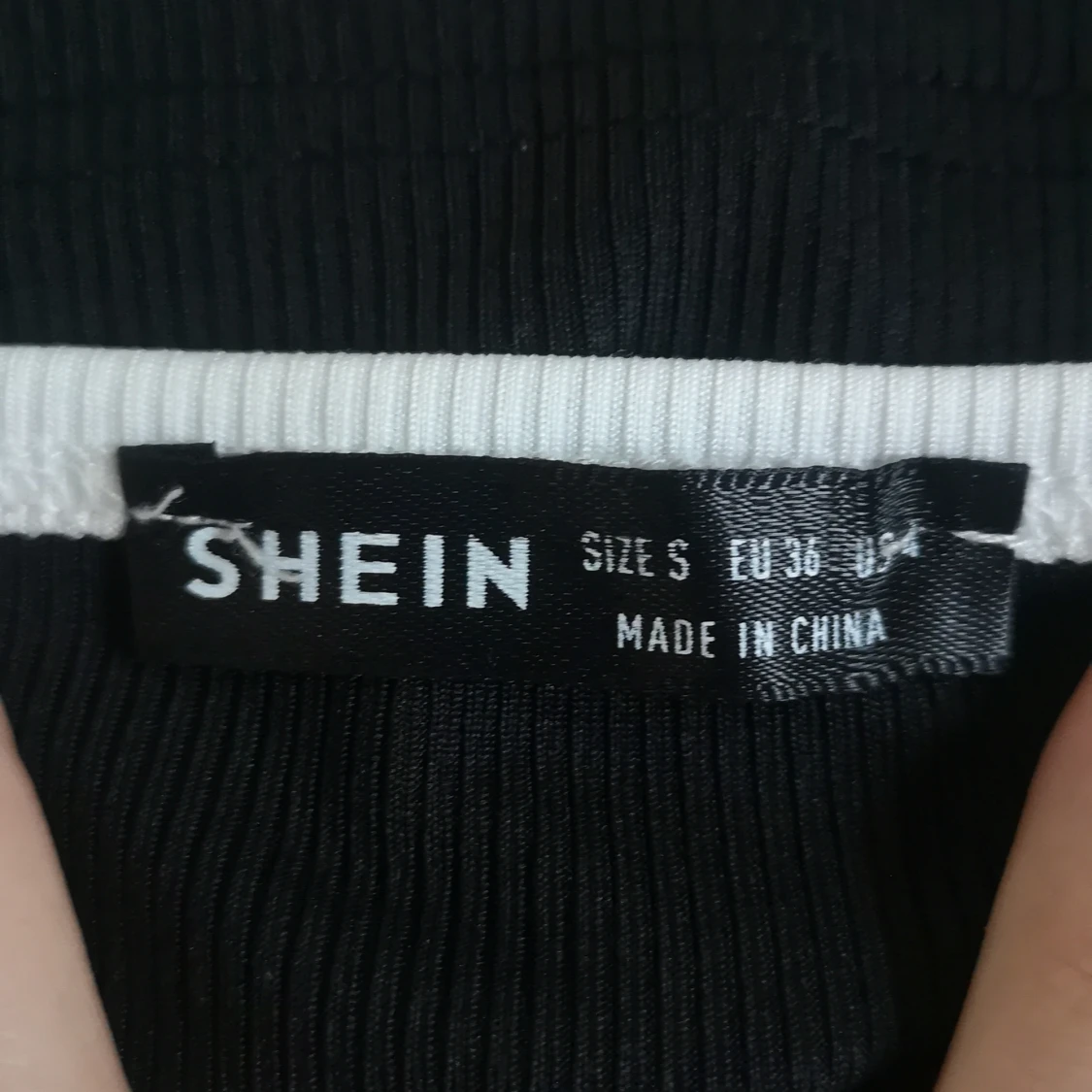 Svart och vit ribbad tubtopp från Shein - 2