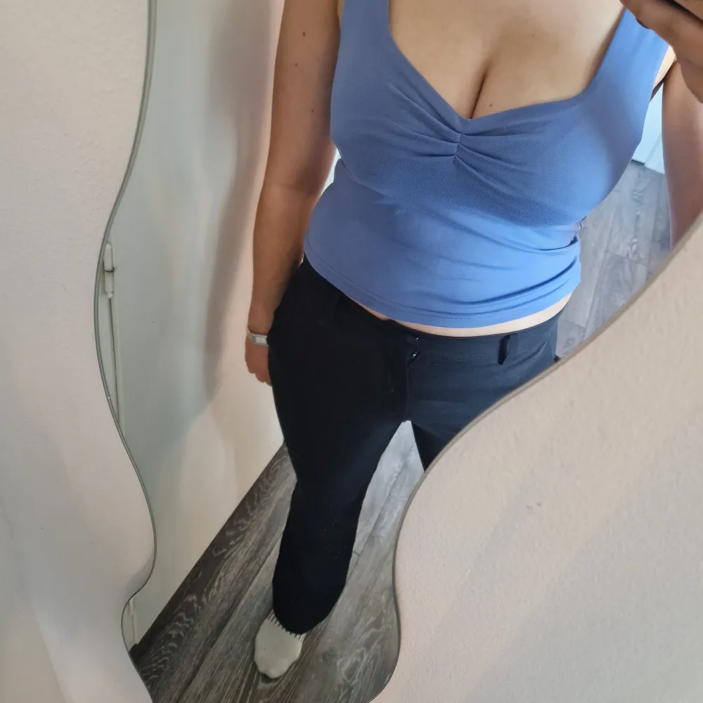 Säljer två snygga linnetoppar i blått och grönt. Båda topparna har en v-ringad design med rynkdetalj framtill. Perfekta för sommardagar! Storlek M, passar mig som är S💕Köp båda för 70 kr eller 1st för 40kr. Yläosat.