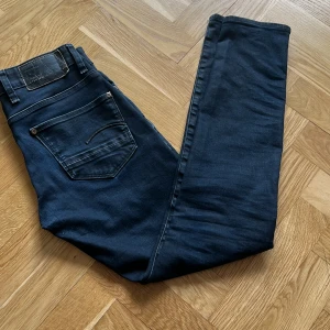 G-star raw jeans - Snygga mörkblå jeans från Gstar raw, med riktig schyssta slitningar. skick 8/10 inga skavanker men man ser att dom är använda.