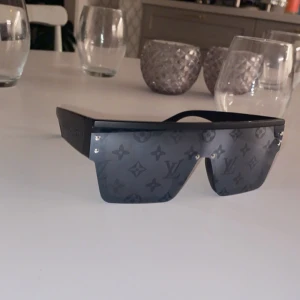 Svarta lv solglasögon  - Snygga svarta lv solglasögon med monogrammönster på glasen.