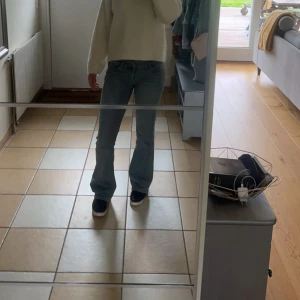 Blå bootcut jeans - Säljer ett par  blå bootcut jeans med låg midja. De har en snygg passform som passar bra till det mesta. Jag är 172 cm lång och det är i strl small. Orginalpris är 699 kr.💕💕