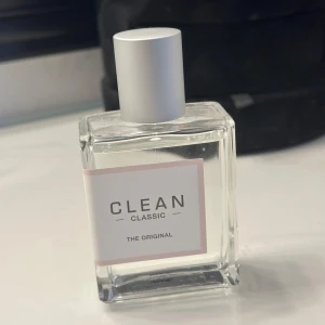 Clean Classic The Original Parfym - Säljer en elegant och fräsch parfym från Clean Classic, kallad The Original. Doften är super fräsch och luktar rent. Den är nästan helt ny