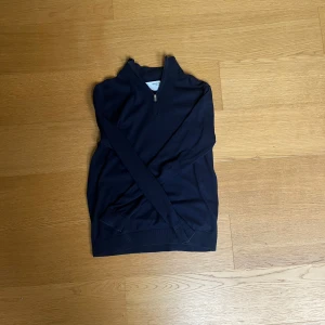 Mörkblå tunnstickad halfzip från Selected - Storlek S