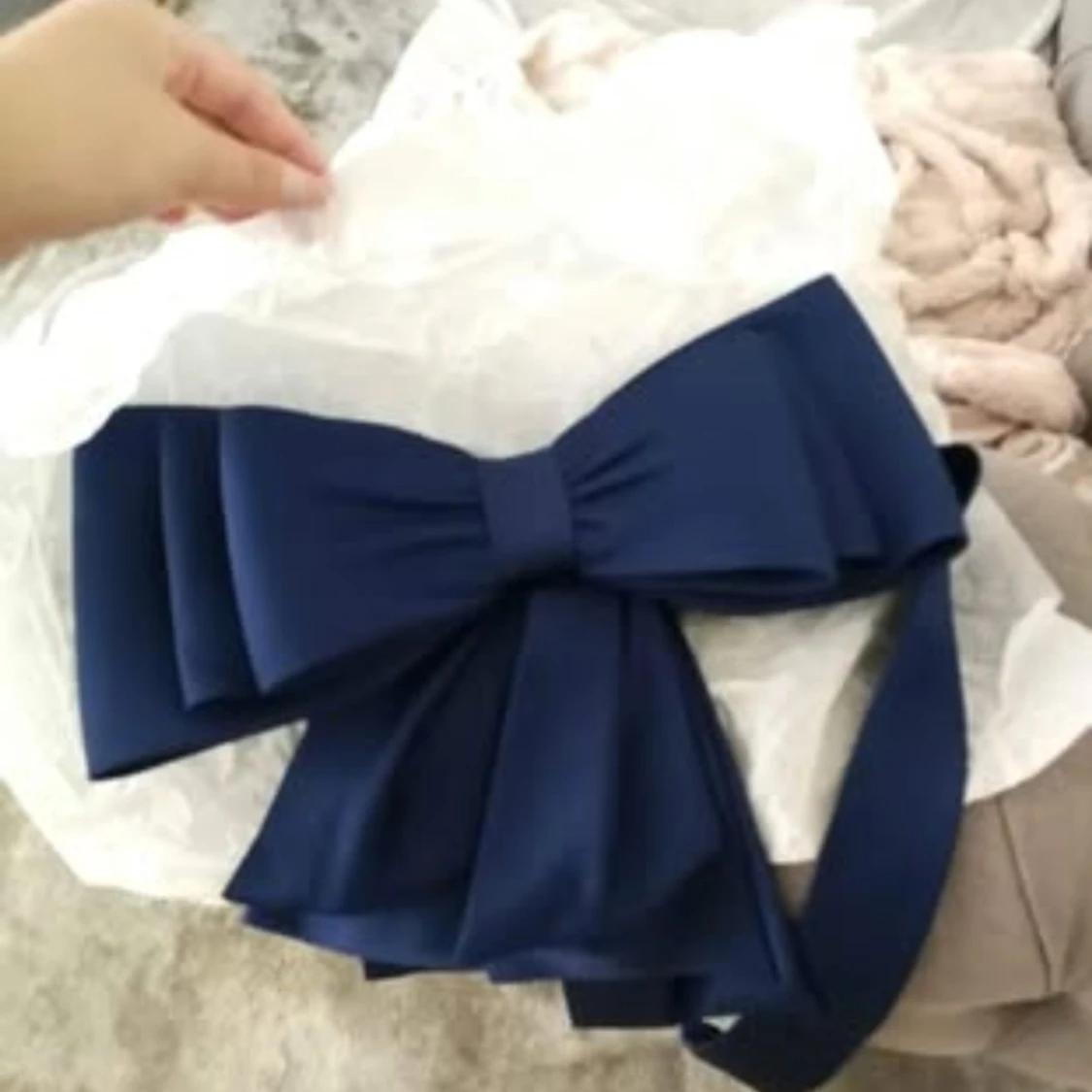 Elegant långklänning med spetsdetaljer - 2