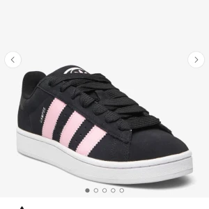 Adidas Campus  - Svart/rosa original ”Adidas Campus”. Köptes för några månader sedan och endast använda sparsamt ett fåtal gånger så i princip som nya. Kontakta för egna bilder. Ord. pris: 1200 kr, men säljs för 850 kr. Pris kan diskuteras vid snabb affär. 