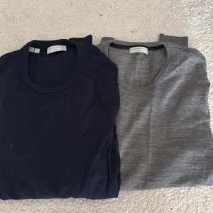 Merino ull tröjor - Säljer två stilrena tröjor från Selected Homme i storlek S. Den ena är marinblå och den andra är grå. Båda tröjorna är i mycket bra skick och i merino ull. 