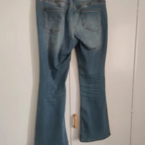 Lågmidjade jeans  - Lågmidjade jeans från Vero moda i längden short, den är för kort för mig som är 168 cm. Använda 2-4 ggn 