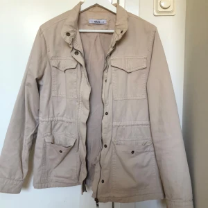 Beige vårjacka - Supersnygg beige vårjacka från ellos. Man kan dra in midjan om man vill :)