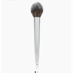 Pointed Powder Brush F10 från CAIA - Säljer en Pointed Powder Brush F10 från CAIA. Den har ett brunt handtag och täta, mjuka borst som är perfekta för applicering av puder/bronzer. Från caias första design som inte kan köpas längre. Handtaget är brunt istället för silver. Helt oanvänd i förpackningen, nypris 225:-💕