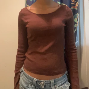 Brun långärmad topp - Säljer en stilren brun långärmad topp med rund halsringning. Perfekt för en avslappnad look. Passar bra till jeans eller kjol. Säljer pga att jag inte använder den längre. Pris kan diskuteras 💘