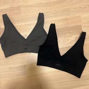 Sport Bh från Aimn - Sport bhar från Aimn, storlek xs men passar S. Svart och mörkgrå, som nya! 🌸